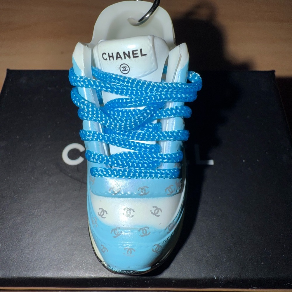 Mini 3D fashion sneaker Keychain - Picture 2 of 4